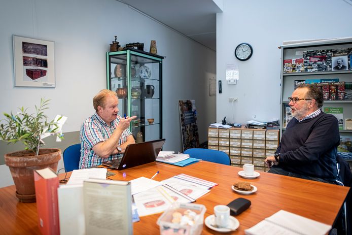 Jeroen Zwier (links) hoort het verhaal van Edwin Huuskes aan. De twee spraken een uur over hun liefde voor genealogie.