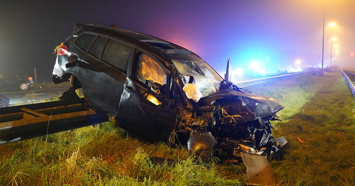 Automobilist zwaargewond na botsing met bestelbus op A58 bij Gilze, auto rolt meerdere keren over de