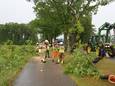 Door het onweer viel de top van eik bovenop een vrouw uit Borculo, net toen zij de weg wilde vrijmaken van afgebroken boomtakken.