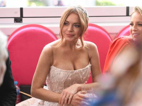Lindsay Lohan toont babybuik op Allure-cover