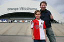 Teun (10) met zijn vader Eus bij het Stade Vélodrome