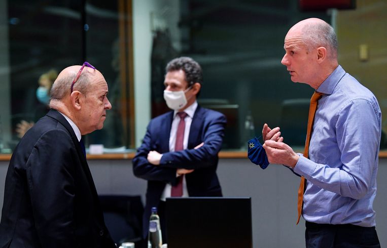 Buitenlandminister Stef Blok (r) in gesprek met zijn Franse collega Jean-Yves Le Drian in Brussel. Beeld AP