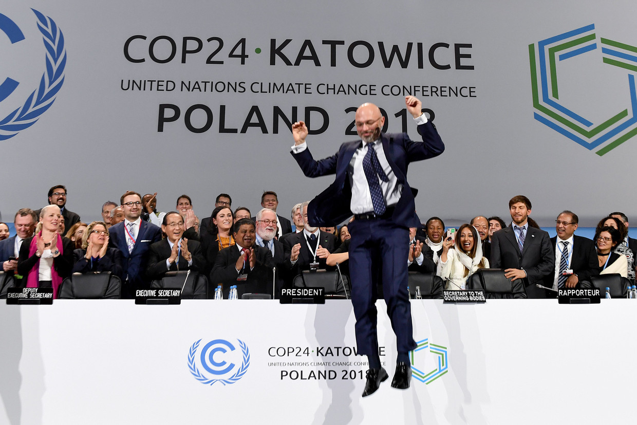 COP24-president Michal Kurtyka spreekt tijdens de slotavond van de klimaattop in Katowice. Beeld AFP