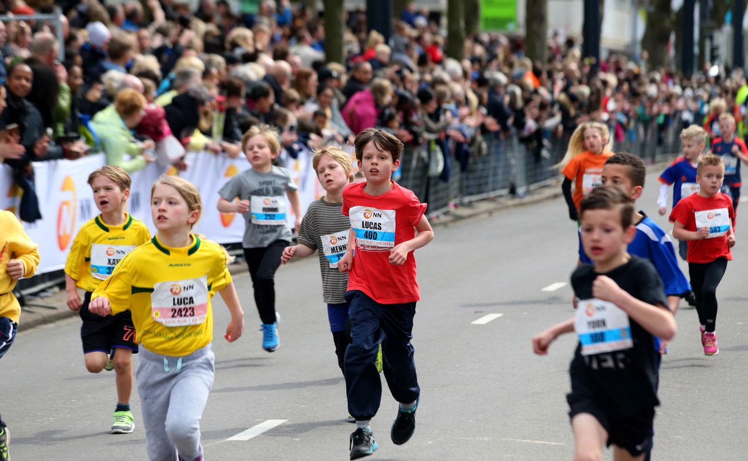 Kids Runs aan de hand van papa of mama | Foto | AD.nl