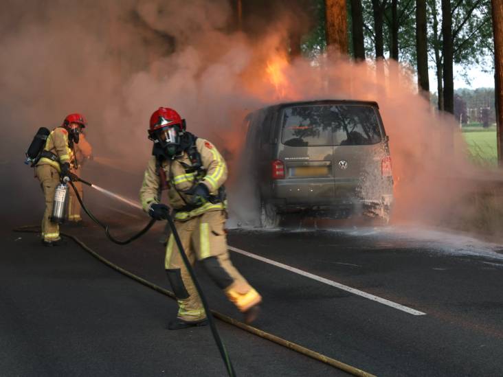 Bestelbusje vliegt tijdens het rijden in brand op Ringweg in Best