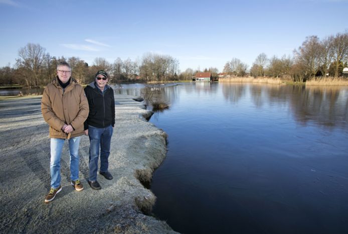 Huub Sterken en Andy Vervoort van hengelsportvereniging Ons Genoegen bij visvijver de Dribbelei in Gemert.