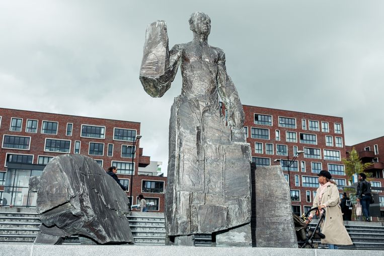 Het standbeeld van Anton de Kom in Zuidoost. Beeld Jakob van Vliet