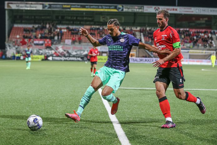 Fodé Fofana kon weinig afdwingen tegen Helmond Sport en werd goed verdedigd.