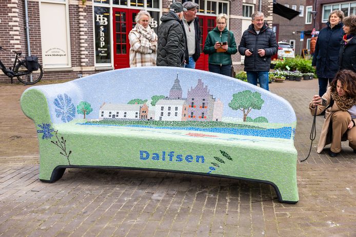 Op het Burgemeester van Bruggenplein in Dalfsen is 21 maart jl. de Social Sofa onthuld.