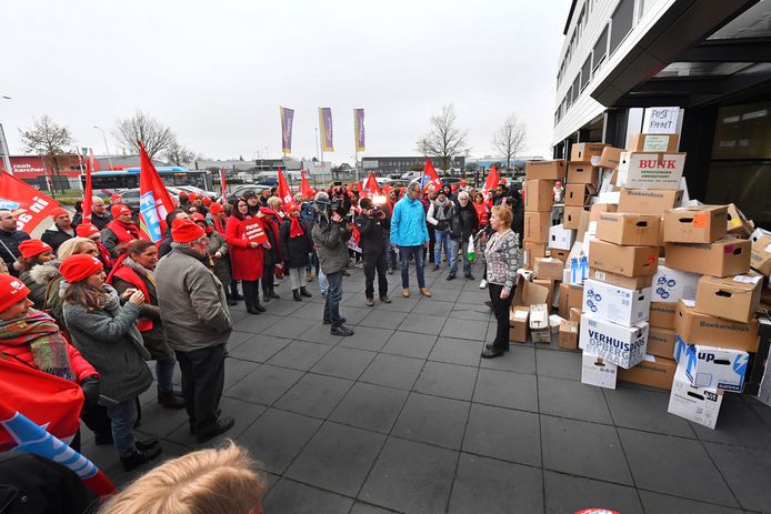 FNV Zorg & Welzijn en ruim 100 medewerkers van de Hoenderloo Groep voerden vrijdag actie bij hoofdkantoor Pluryn, woordvoerder Marian Draaisma neemt de dozen in ontvangst.