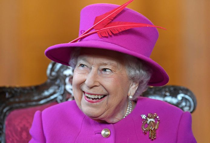 De Britse koningin Elizabeth heeft traditiegetrouw aan het eind van het jaar vele bekende en onbekende landgenoten gedecoreerd.