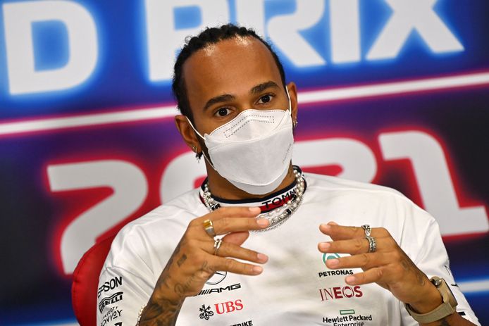 Lewis Hamilton tijdens de persconferentie in Qatar.
