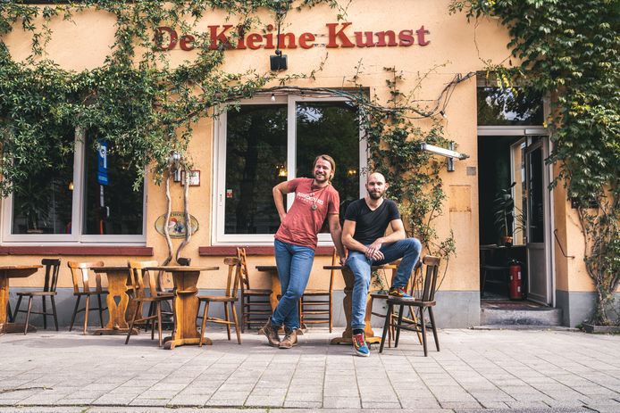 Sebastian Vos (links) en Ynze van Hoek (30) openden samen buurtcafé De Kleine Kunst op de Lousbergskaai.
