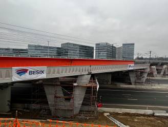 Fiets- en voetgangersbrug over Brusselse ring krijgt vorm: eerste deel geplaatst