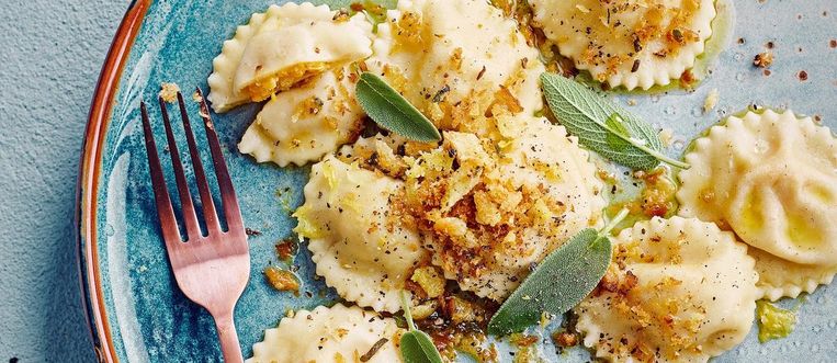 Recept: ravioli met pompoen, salie en gedroogde ham met citroen-botersaus Beeld Fotografie | Bram Debaenst