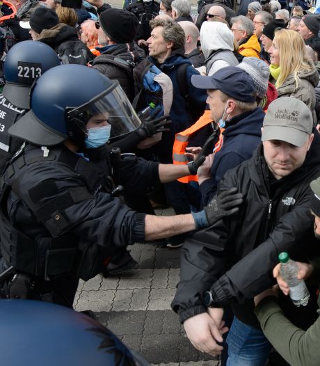Heurts entre la police et des opposants aux mesures contre la Covid en Allemagne