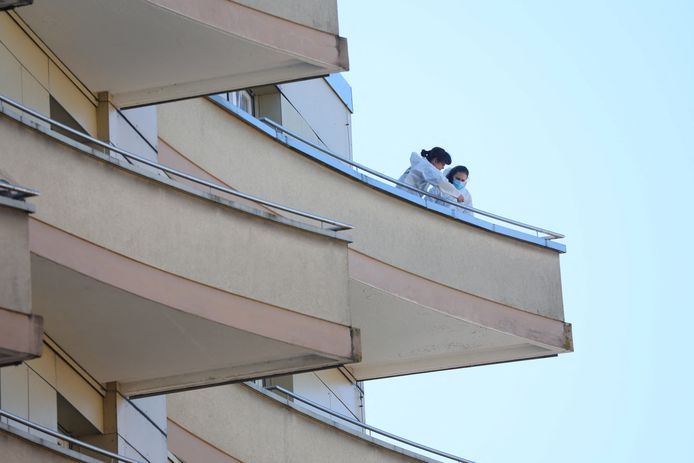 Onderzoekers donderdag op het balkon van de woning van het Franse gezin in het Zwitserse Montreux.