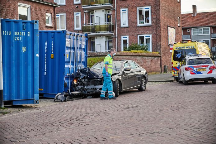 Een ambulancemedewerker verleent hulp.