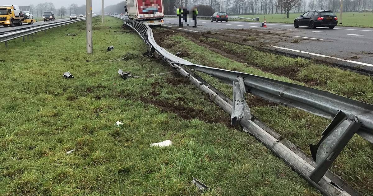 Ongeluk met vrachtwagen op A50: weg tussen Apeldoorn en Zwolle afgesloten.