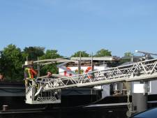 Vrachtschip vaart tegen Albert Schweitzerbrug aan