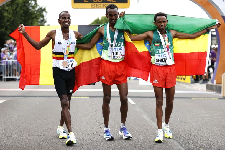 Bashir Abdi, Tamirat Tola en Mosinet Geremew. Beeld AFP