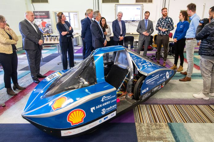 Minister Eric Wiebes (vijfde van rechts) bekijkt de waterstofauto van de Hogeschool Arnhem Nijmegen.