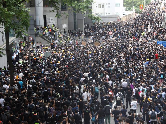 Sfeer in Hongkong wordt grimmiger: duizenden demonstranten omsingelen politiebureau