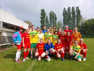 FC De Kampioenen-sterren van de partij op bijzondere voetbalwedstrijd in Waarschoot:“Mijn eerste match én meteen op de foto met Balthazar Boma”