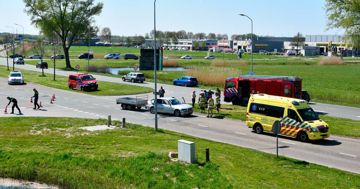 Botsing tussen twee auto’s in Lelystad: één persoon naar het ziekenhuis.