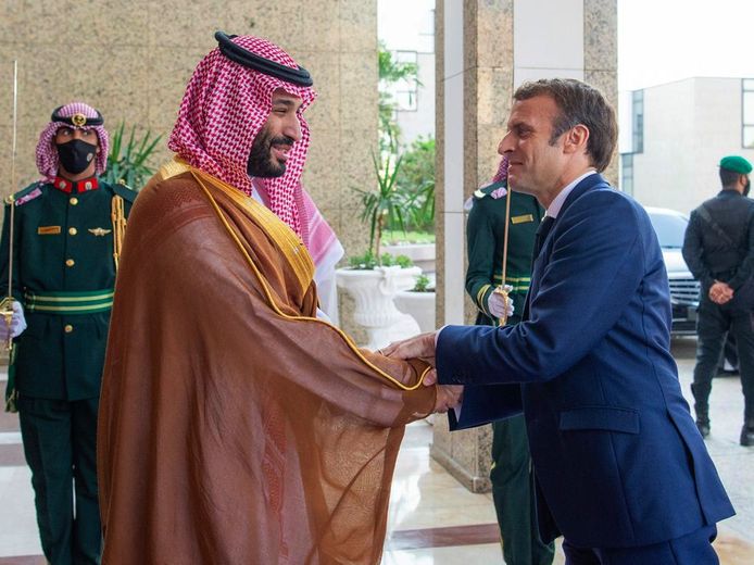 Emmanuel Macron avec le prince héritier saoudien Mohammed ben Salmane à Jeddah le samedi 4 décembre.