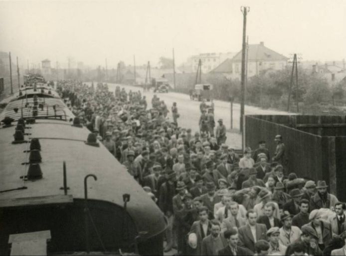 In Polen zijn foto’s ontdekt van de eerste deportatie van Joden naar het naziconcentratiekamp Auschwitz-Birkenau.