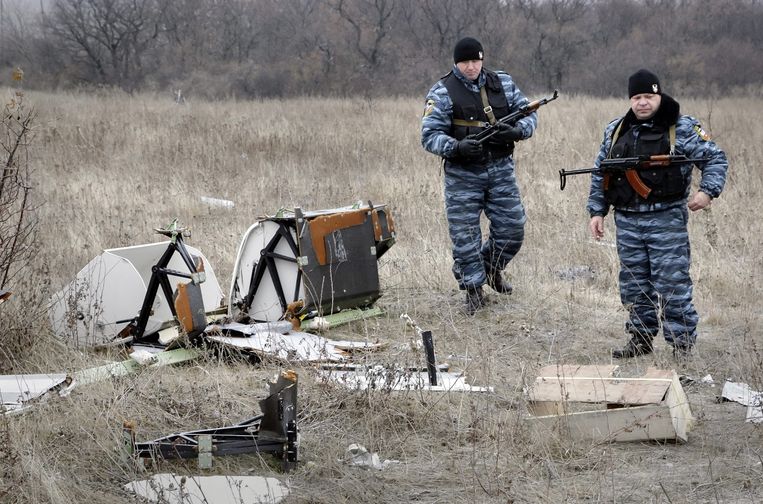 Gewapende pro-Russische separatisten bij de plek waar wrakstukken van vlucht MH17 liggen. Beeld epa