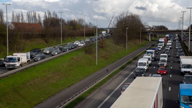 Chauffeur uit bestelwagen geslingerd bij ongeval: stilstaand verkeer E40 tussen Oordegem en Merelbeke