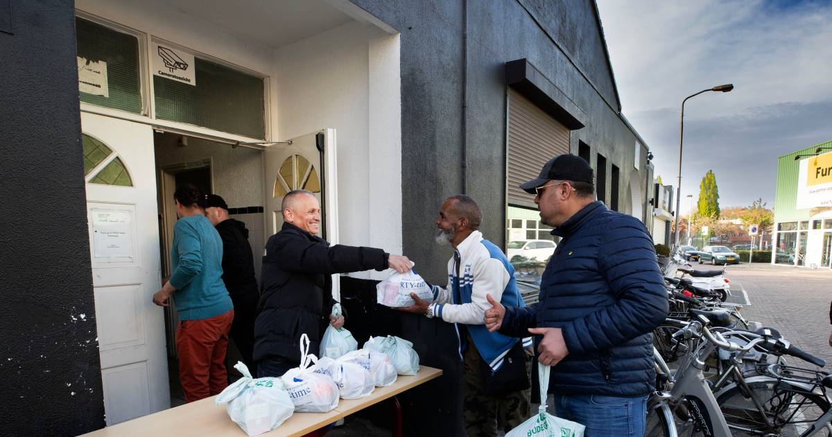 Iftar Take Away bij Eindhovense Arrahmaan moskee In de rij, aanpakken