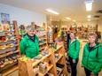 Raf Janssens, Martine Devisch en voorzitter Ann Bogaert in de Oxfam Wereldwinkel van Gistel die dit jaar 25 jaar bestaat.