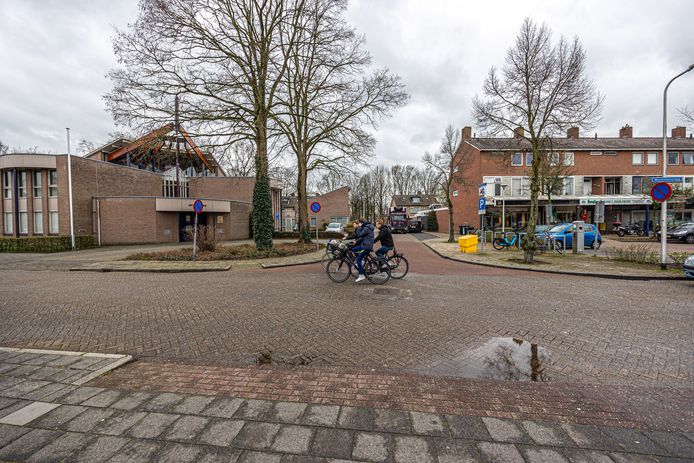 Links de Stinskerk in Westenholte, rechts het winkelcentrum. ,,Wijkbewoners zien de boeren worstelen. Ik denk dat ze met hun stem op BBB ook loyaliteit tonen richting hen'', zegt de dominee.
