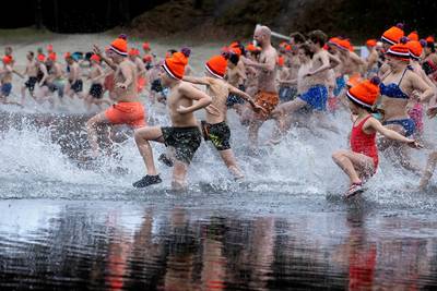 Nieuwsjaarduik bij de Kempervennen: snel erin en héél snel er ook weer uit