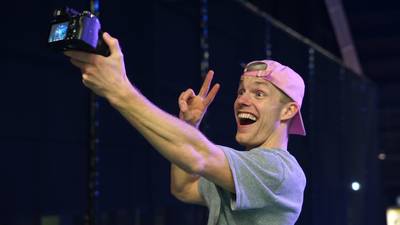 Vlogger Enzo Knol filmt en springt tegelijk bij trampolinepark Breda