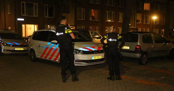 Woning beschoten in Den Bosch, politie doet groot deel van nacht sporenonderzoek.