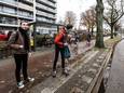 Regelmatig wachtten reizigers op een bus die niet komt. Door hoge kosten vreest de provincie nog meer te moeten snijden op het openbaar vervoer. Op de foto: wachtende passagiers in Nijmegen.