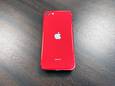 De iPhone SE in PRODUCT (RED).