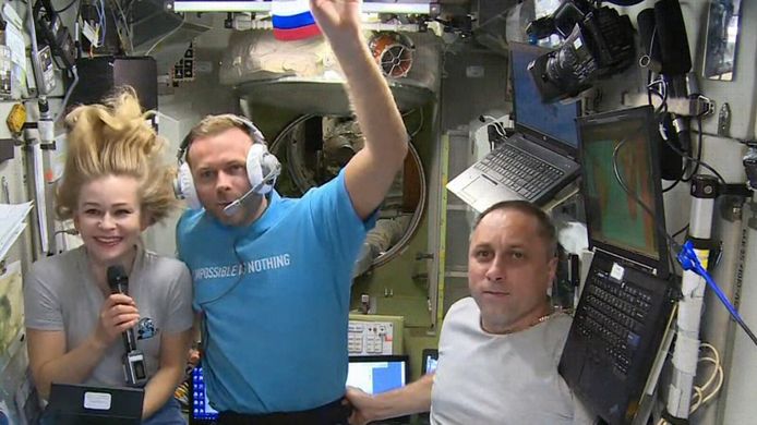 Actrice Joelia Peresild, midden regisseur Klim Shipenko en rechts kosmonaut Anton Shkaplerov in het ISS.