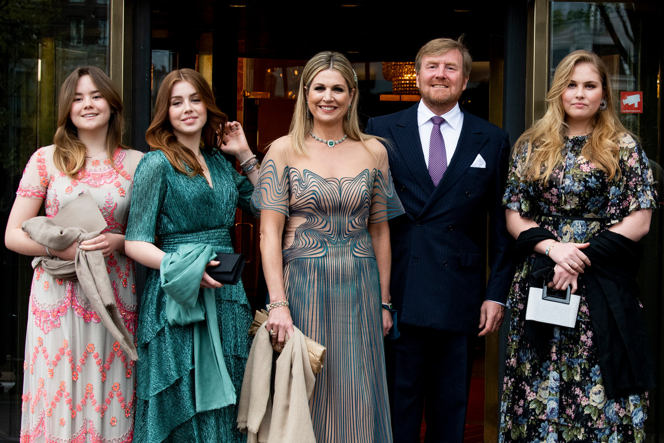 Koninklijke familie komt aan bij Carre in verband met de TV opnamen van "Koningin Maxima een leven vol Muziek"