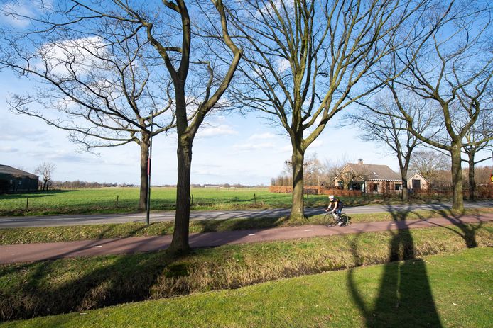 Etten-Leur - Pix4Profs/René Schotanus. Op de voorgrond de Hoevenseweg en ver daarachter de grasvelden waar de nieuwbouw Hoge Haansberg moet verrijzen.