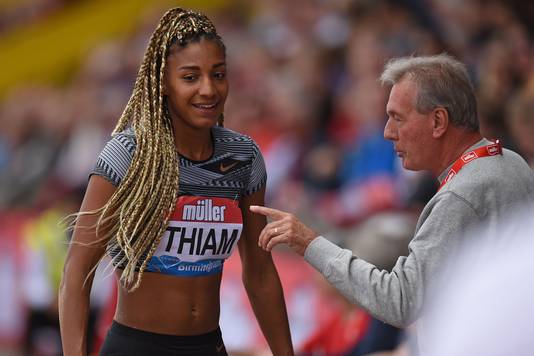 Nafissatou Thiam (links) en haar coach Roger Lespagnard.