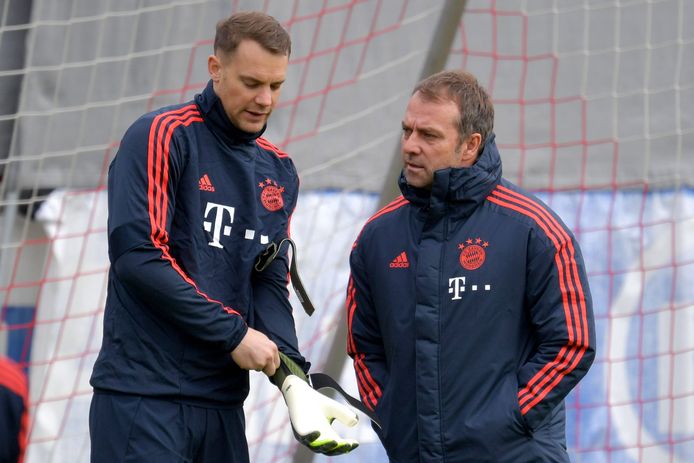 Hansi Flick (rechts) op de training van Bayern met Manuel Neuer.