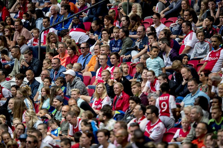 Fans op de tribune tijdens een open dag van Ajax vóór coronatijd.
 Beeld ANP