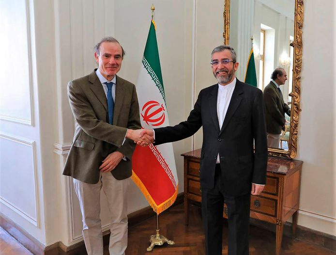 De onderhandelaar namens de Europese Unie, Enrique Mora (l) en zijn Iraanse evenknie Ali Bagheri Kani. (27/03/22)