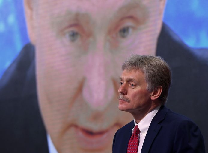 Kremlin-woordvoerder Dmitry Peskov bij een scherm met president Vladimir Poetin.