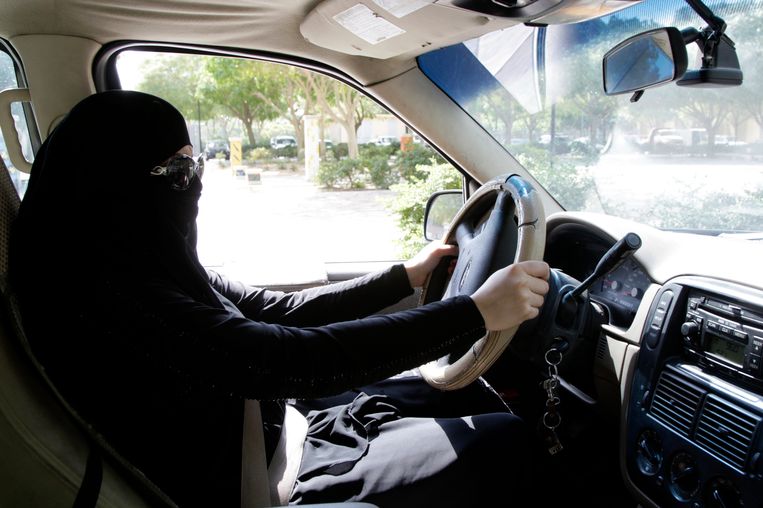 Een Saoedische vrouw achter het stuur. Beeld epa